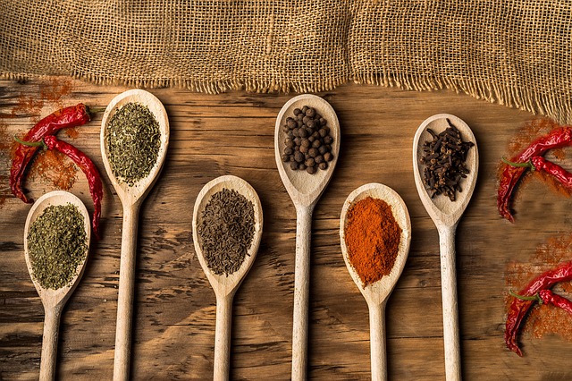 Krydderikværn og saltkværn: Hvordan de virker og hvorfor de er uundværlige i dit køkken